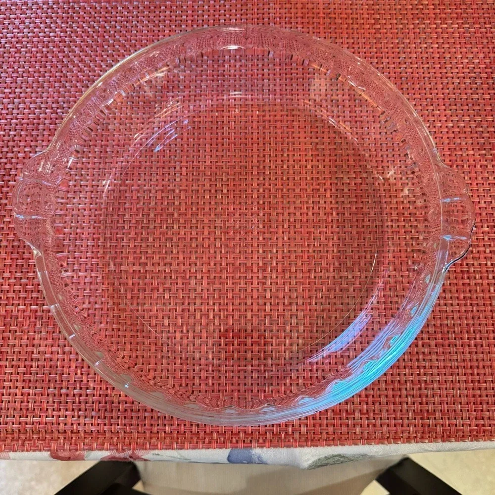 PYREX. Vintage, 10 inch pie dish.‎ Deep dish, Scalloped trim. Clear.